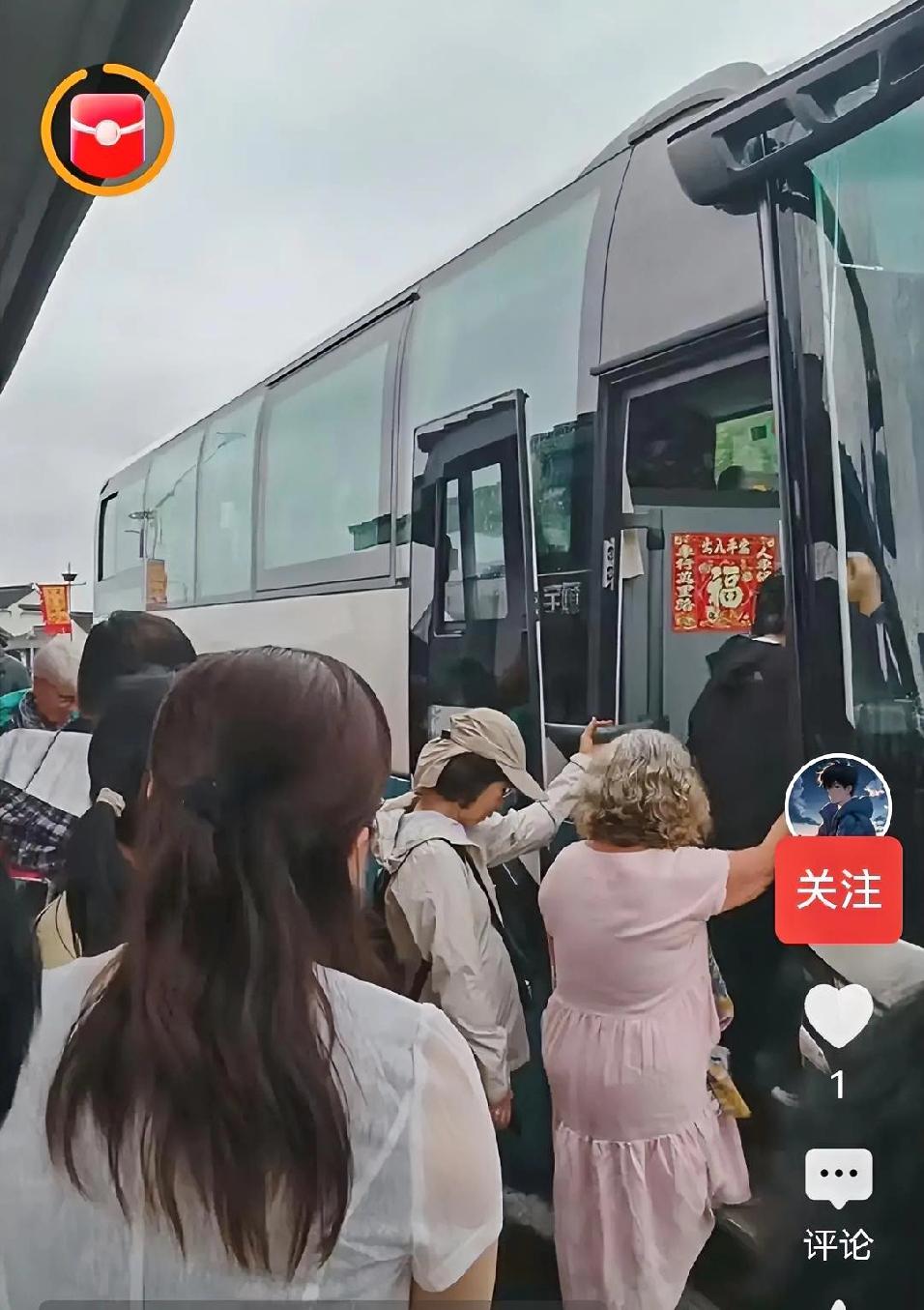 怎么回事？南京来了大批外国人。今天下午接小孩放学，回家的路上看到路过的旅游大