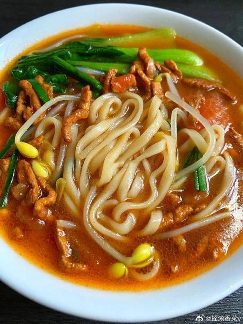 美食真是生活中的宝藏！今天分享几款超棒的菜。小炒腊肉，先把腊肉温水泡洗干净切片，