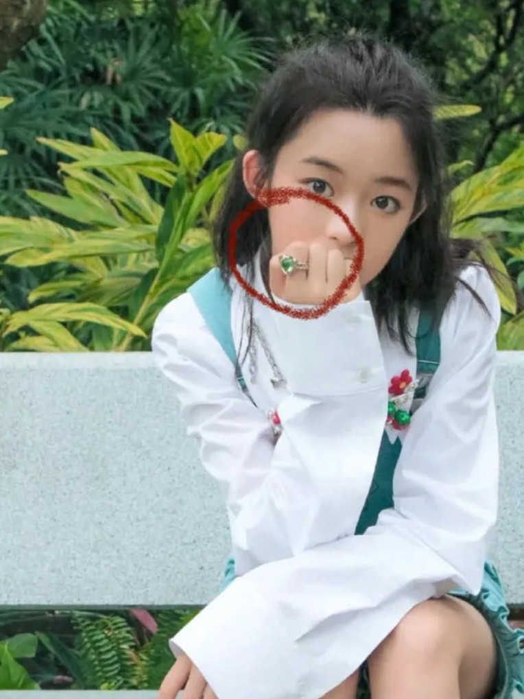 我服了合着从小都？？？这可扒的细节太多了啊每一件看着都贵贵的…​​​