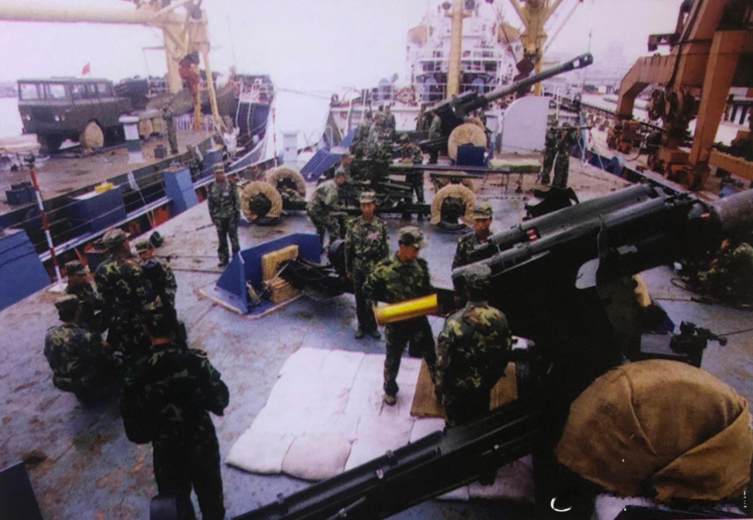 1994年6月某集团军炮兵旅122火箭炮营和152加榴炮营参加南京军区组织的船载