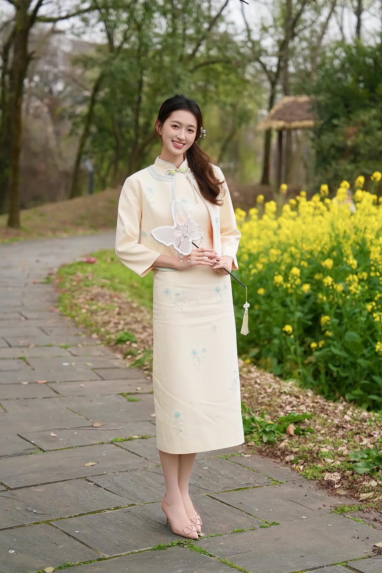 春日踏青时，花间笑语频。