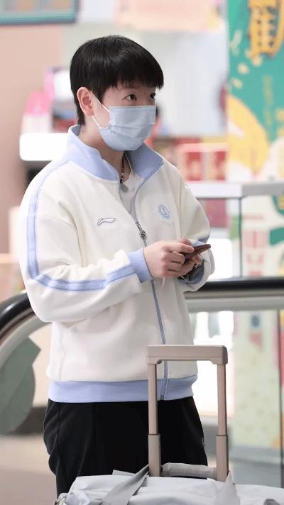 孙颖莎抵达香港转机，哥哥紧随其后！哇偶终于见到今天莎莎的清晰视频啦！剪短了头发