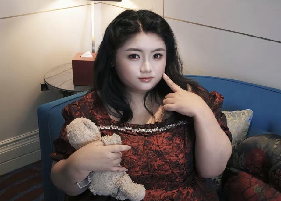 胡慧中的女儿长的挺漂亮，就是有点胖，胖的也很可爱。估计她的胖是基因遗传的，女孩