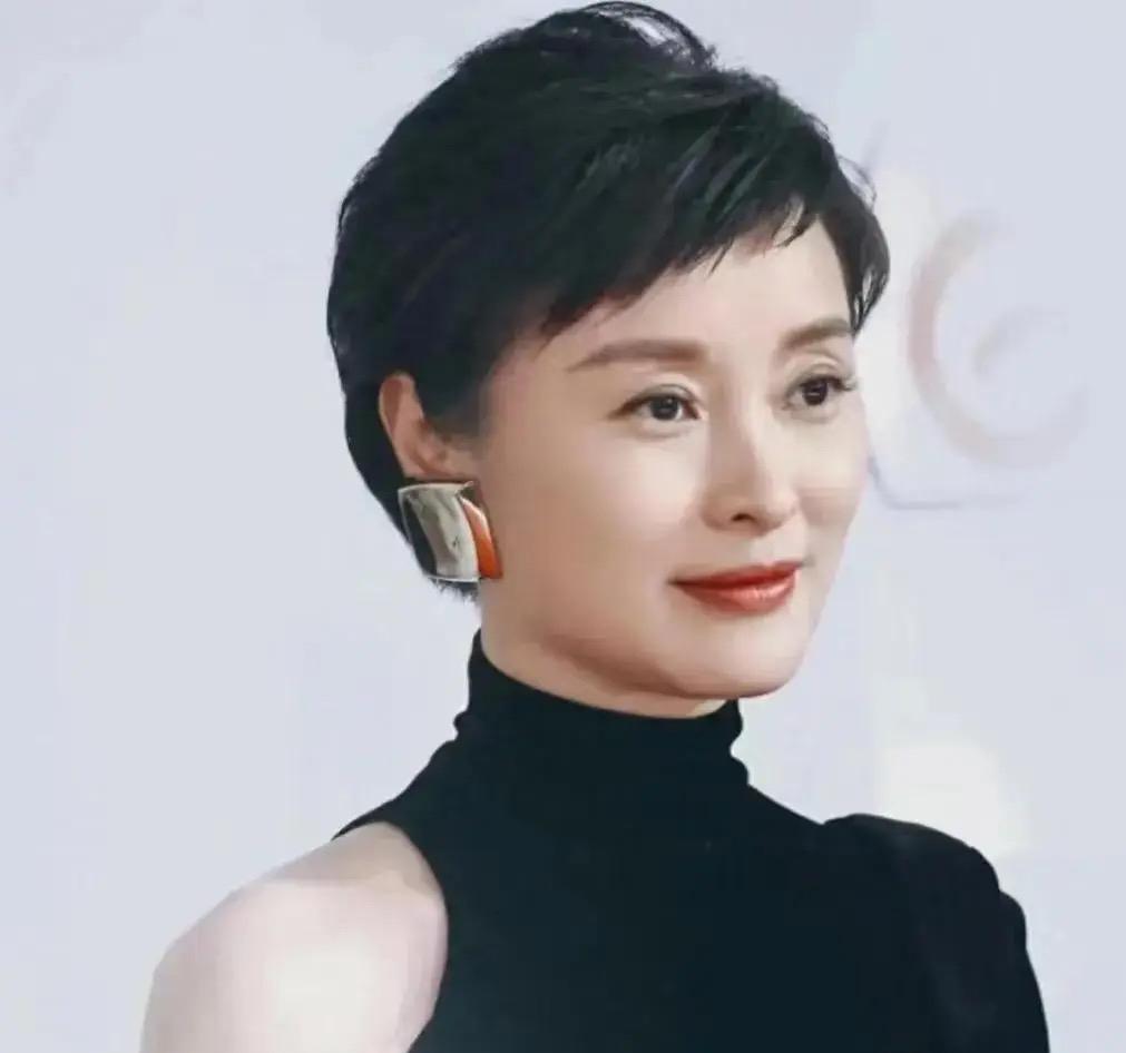 演员吴越今年54岁，定居上海，一生只经历一段恋情，如今单身无子女，不少旁人都替她