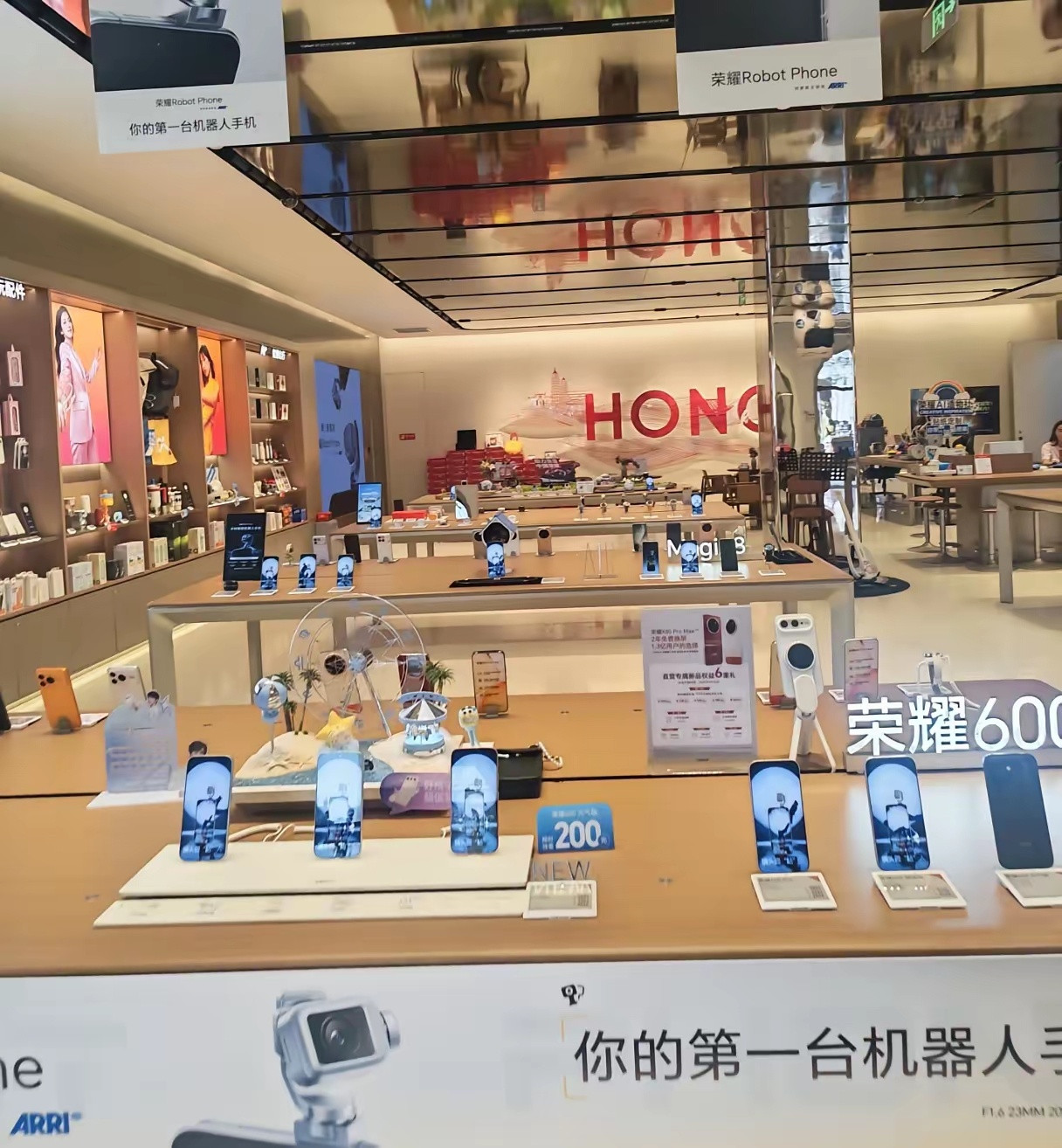 今天去线下手机店转了一圈，发现一个很奇怪的现象。摆在最显眼位置的，往往是利润最高