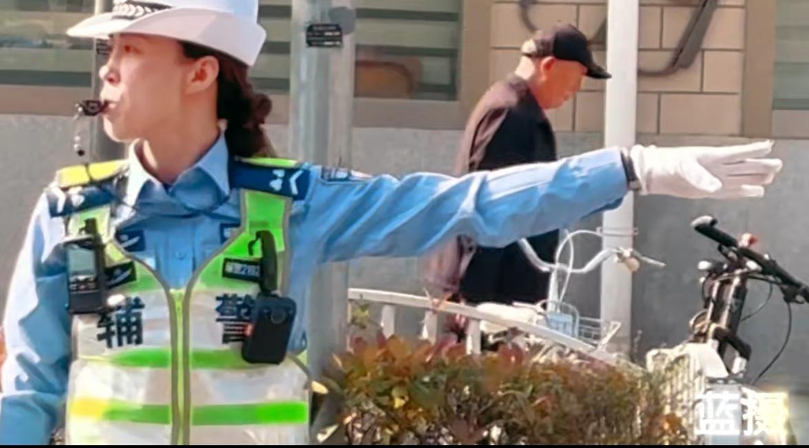 请善待辅警，他们真的不容易！辅警作为公安队伍中不可或缺的重要辅助力量，常年奋