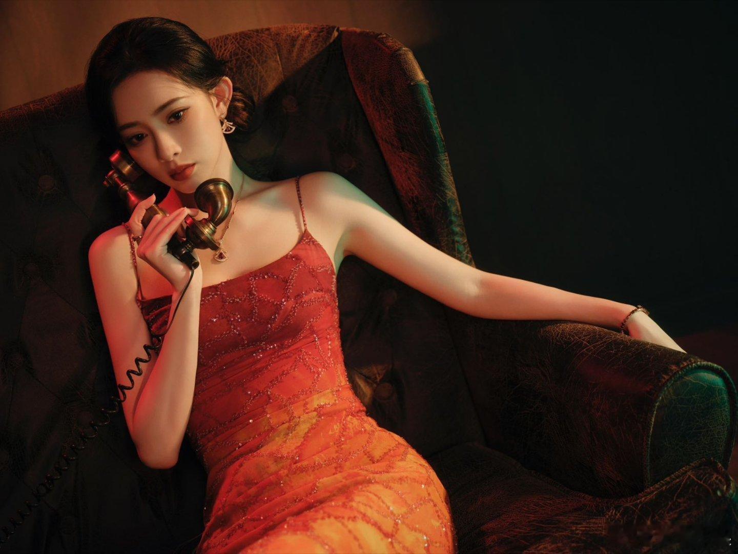 孟子义金鱼7秒落泪确实是真的被孟子义的7秒落泪狠狠惊艳，红色长裙勾勒出优雅身姿