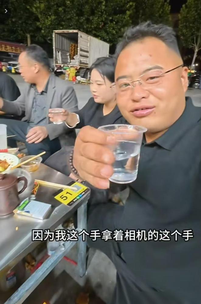 原来不让上桌，如今已成为高攀不起的存在；前几年二两去岳父家帮忙收麦。岳父转了