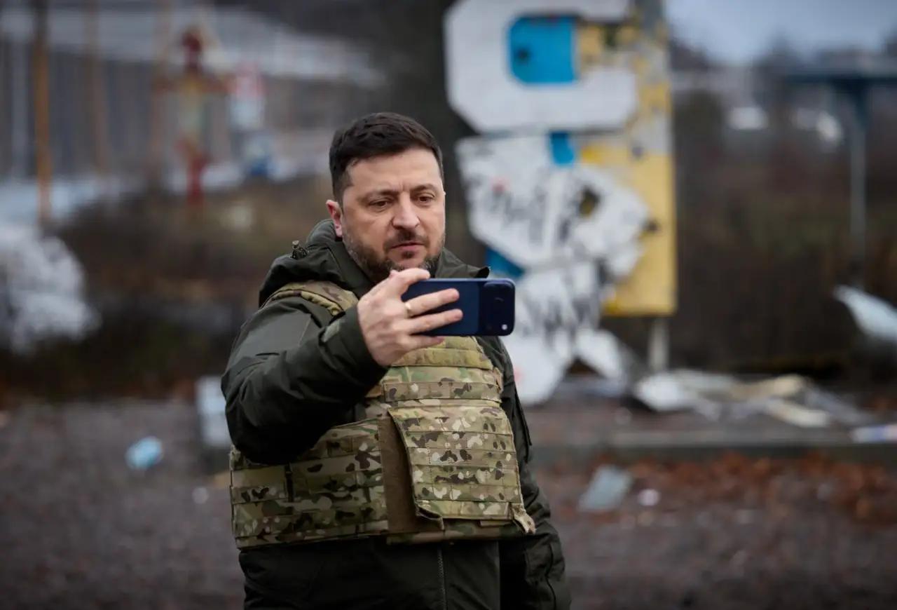 泽连斯是现身打卡库皮扬斯克郊区，支持者一顿激动猛夸。表面上看有三点作用：1、