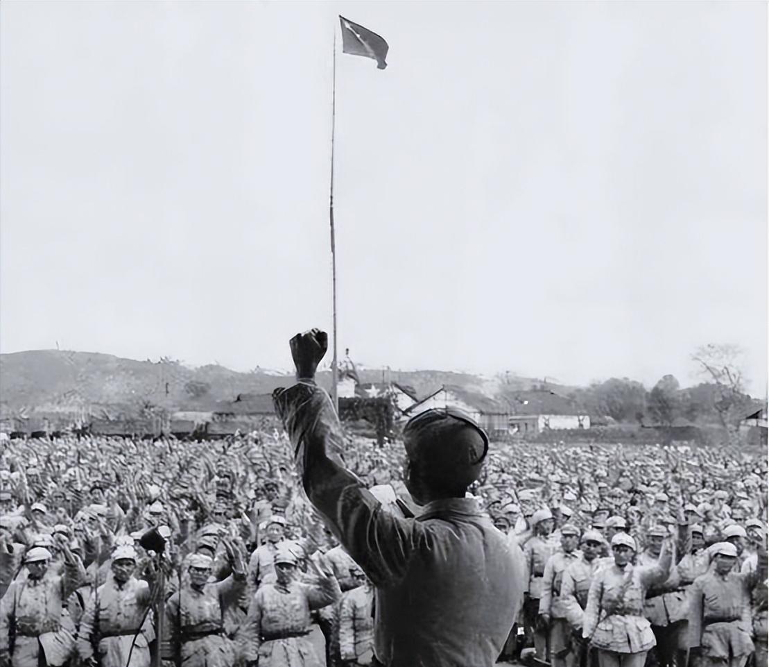 1972年3月11日，周总理神色悲痛的站在北京西郊机场，天空下着小雨，远处飞来了