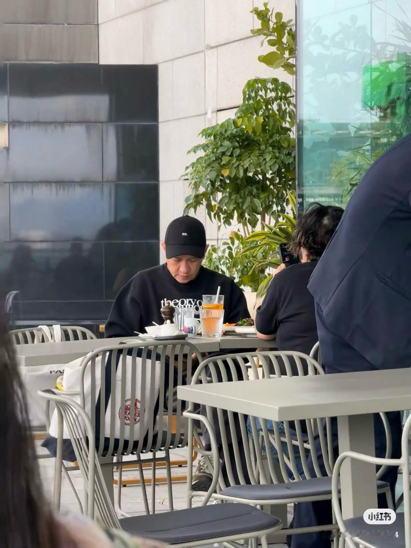 网友今天在香港偶遇张家辉。网友：“人很好，同意拍照还给了签名”“人真的很好很温柔