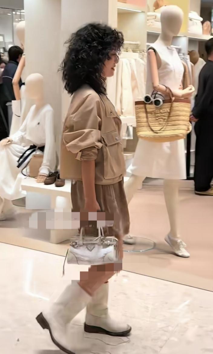 马伊琍羊毛卷造型还挺好看，说真的，咱普通人要是做这样的发型很难打理。她一直是