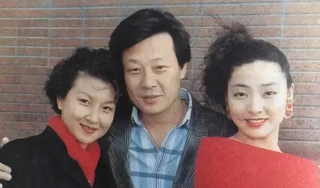 1996年，已婚的寇世勋把许黎丹带回家。他对妻子崔瑶琪说：“我把她带回家了，以后