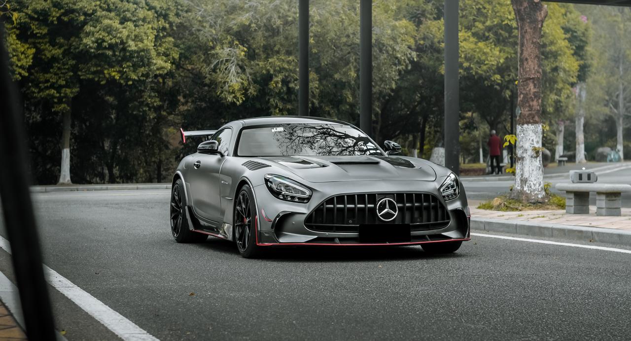 对于一台那么特别的车型，在刚购入AMGGT的这位车主也就想把自己的爱车打造成A