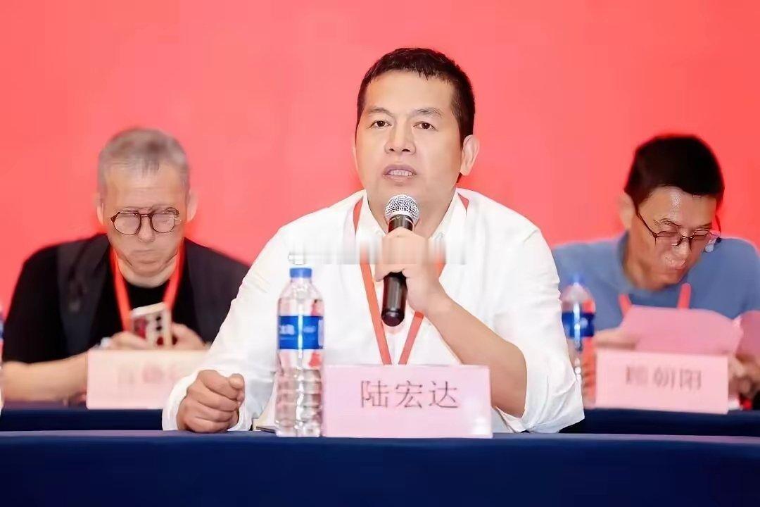 家人们，重磅大瓜来了！曾经风光无限的智度系资本大佬陆宏达，现在彻底凉透了，两件丑