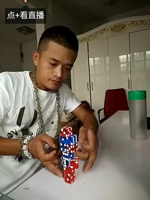 摇骰子高手展示花式骰子