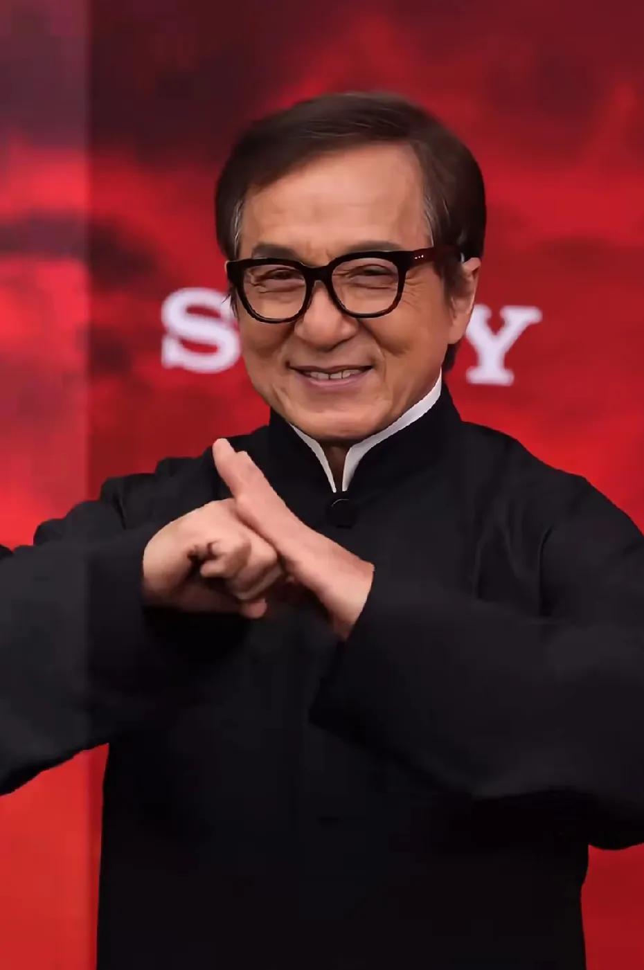 71岁成龙大哥看上去状态不错，精气神很好，笑起来很和善