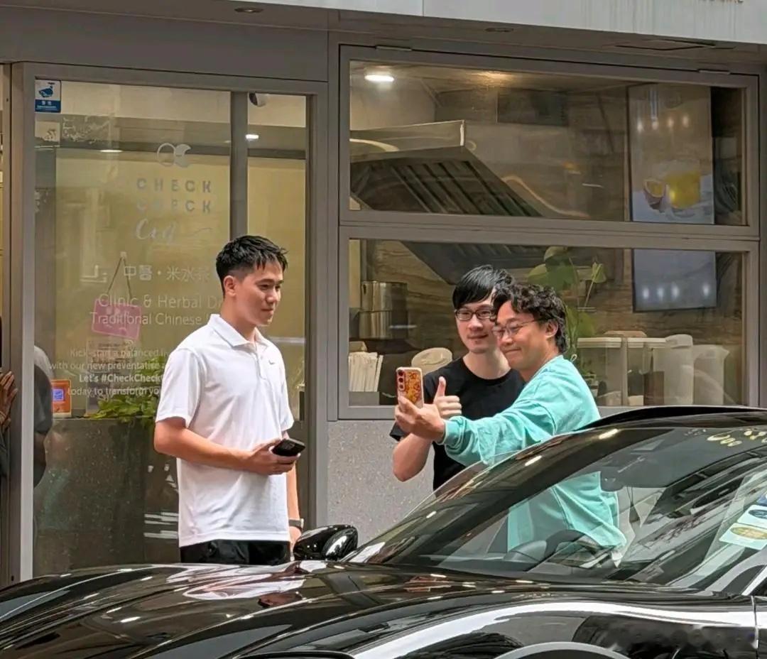 陈奕迅在香港中环逛街被偶遇，他留了一头羊毛卷发，现实中真人看起来很普通，他苍老不