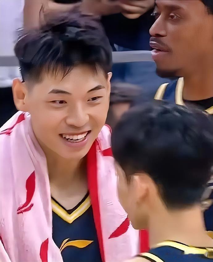 发现了吗？崔永熙复出，带给广东队的帮助不是十几分那么简单，这两点才至关重要。广