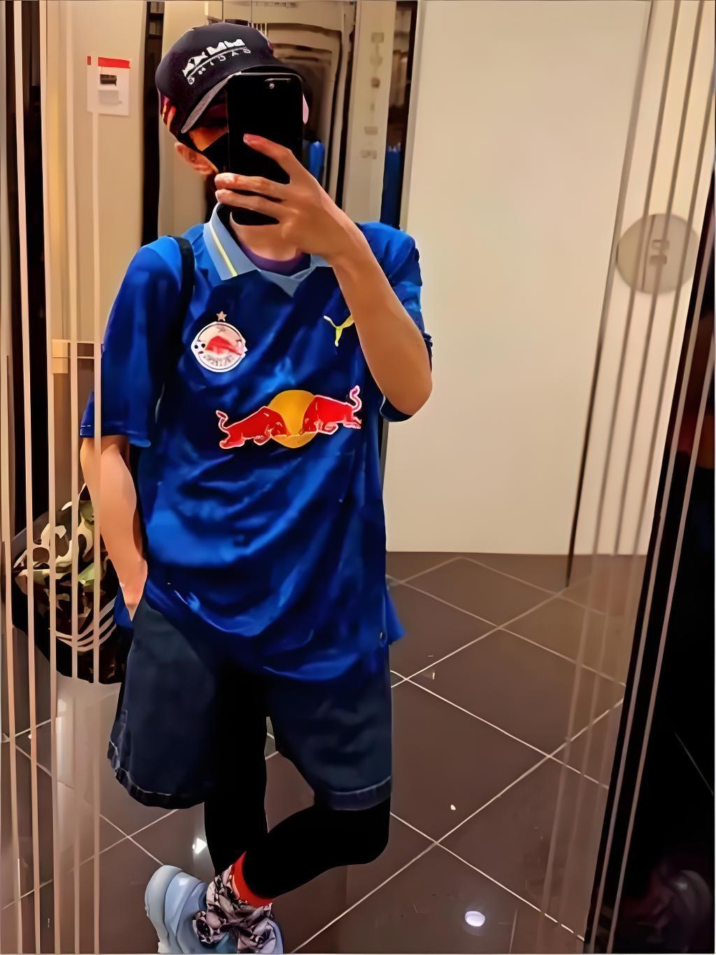 9月23日，张柏芝在社交平台晒出15岁二儿子谢振南（Quintus）的电梯自拍。