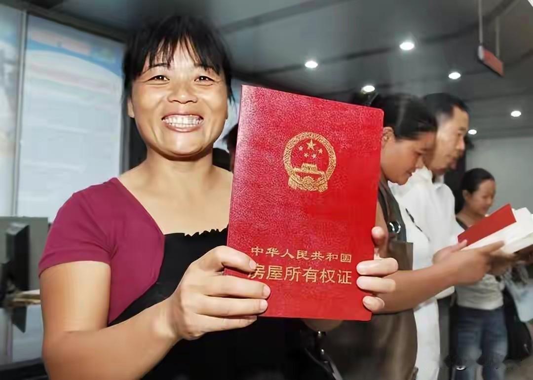 房子70年满期后归谁？国家已经给出回应，专家：最好别写夫妻名字在房产认知中