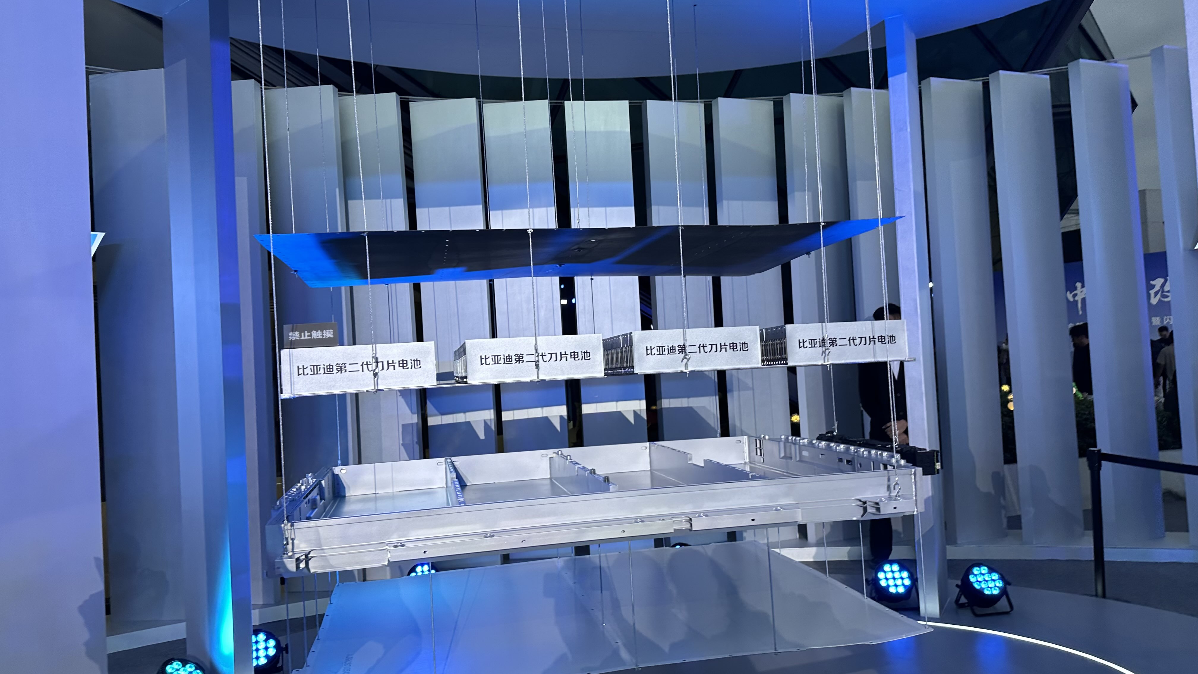 比亚迪3月大爆发：5大技术+6款新车齐发，销量海外反超国内，拐点来了