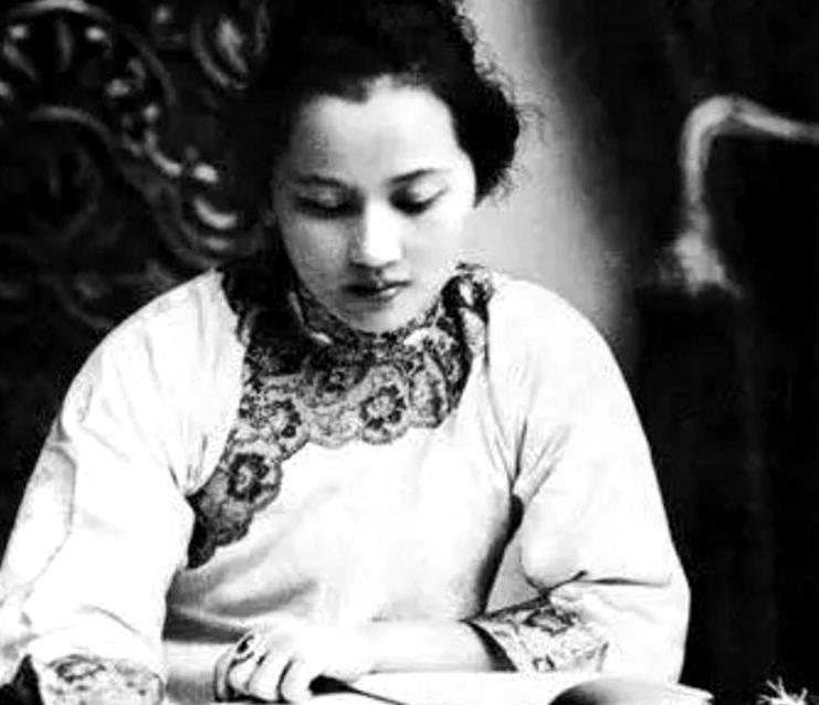 1936年红军陷入断粮困境，毛主席提笔求援，宋庆龄毅然抵押房产汇出5万美金。十八