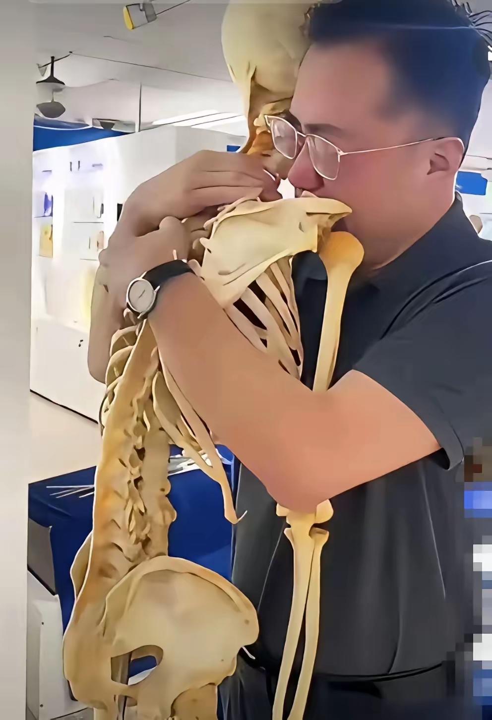 屏幕前的我湿了眼眶，中年男子抱着恩师遗骨恸​哭不止，那具化作“大体老师”的躯体，