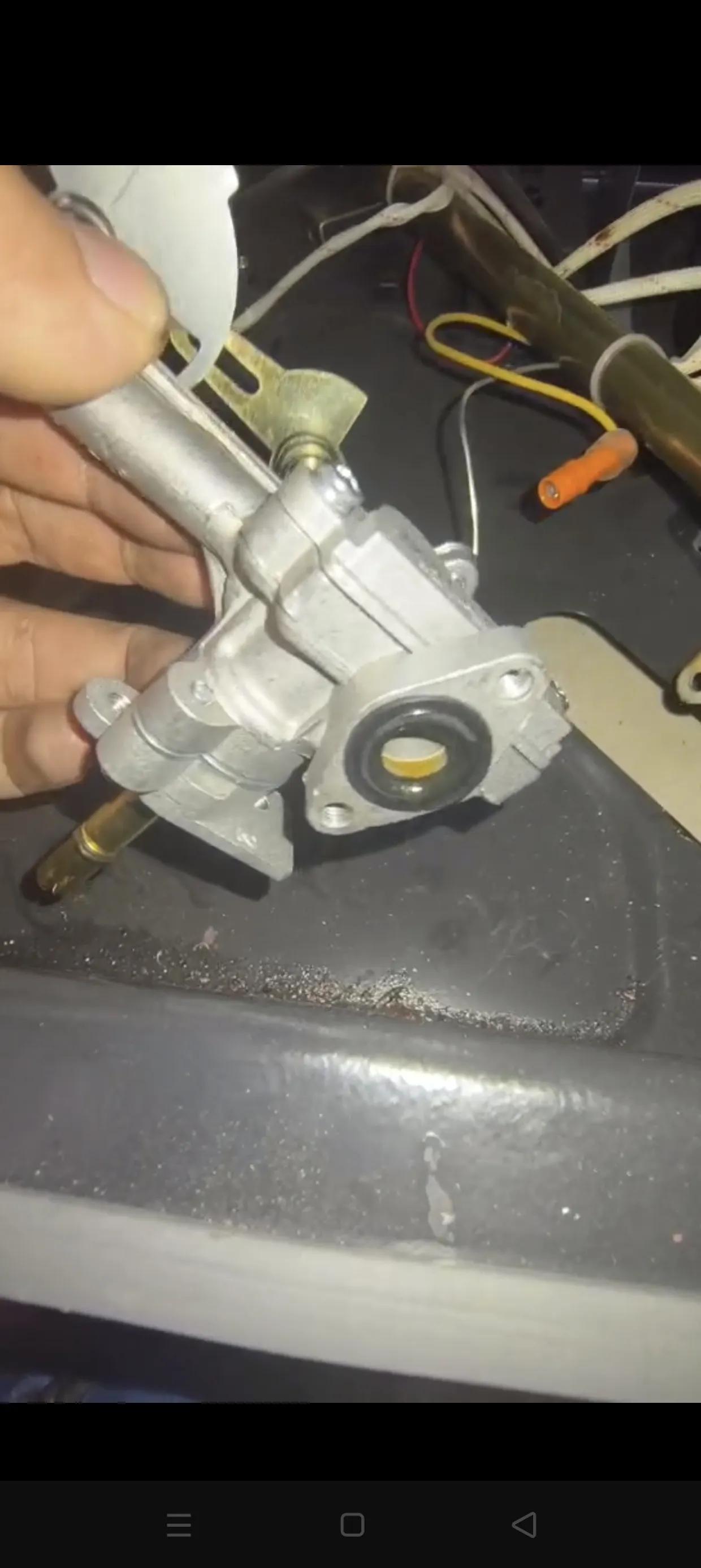 维修了一台燃气双灶，右边能正常使用，左边却打不着火。我并未急于拆开机器，而是盯