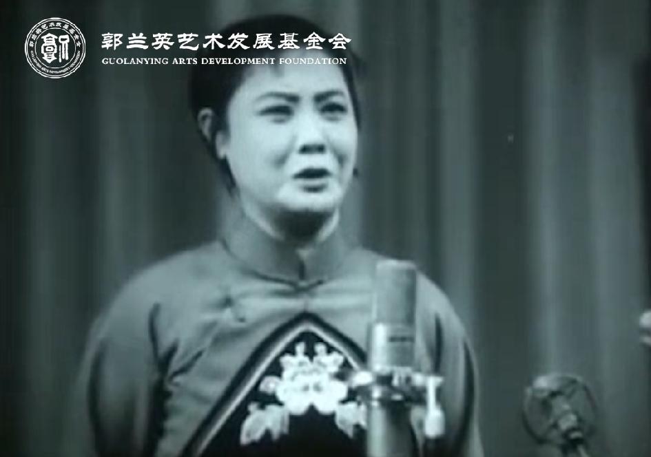 郭兰英的《绣金匾》原本的歌词是“一绣毛主席，二绣总司令，三绣解放军”，可是周总理