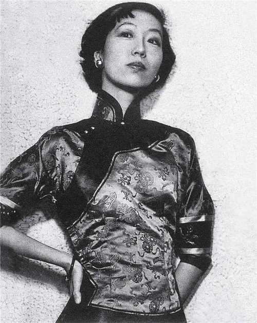 1952年，张爱玲出走海外。她准备带着姑姑张茂渊一起走，却被拒绝。无奈之下，张爱