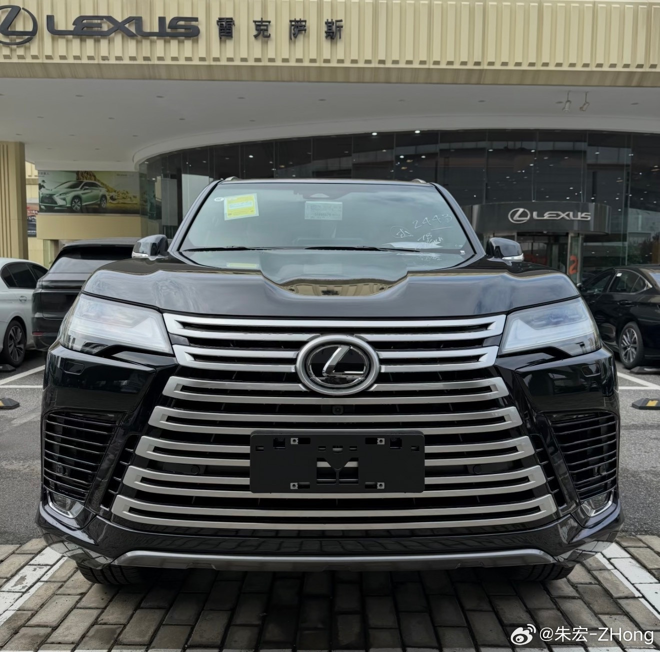 雷克萨斯LX700h领世版四座座车尾有VIP标记的黑色琥珀指导价15