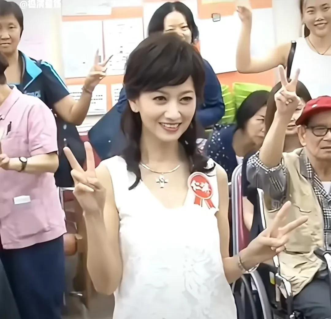 2023年赵雅芝走进养老院看望老人的时候，一帮老人围着赵雅芝亲切交谈，这帮老太太