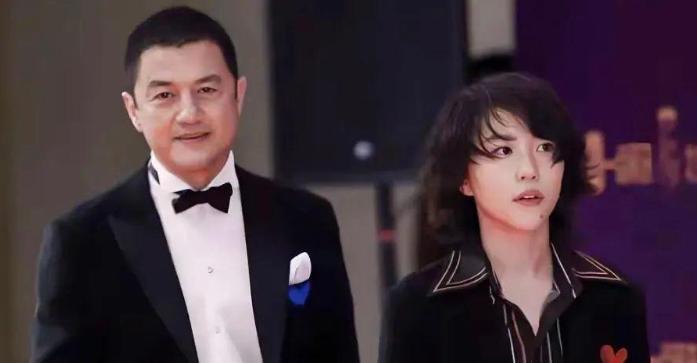 两万盒茶叶瞬间秒空。只因镜头前，窦靖童把李亚鹏泡的茶，含在了嘴里。品。不是