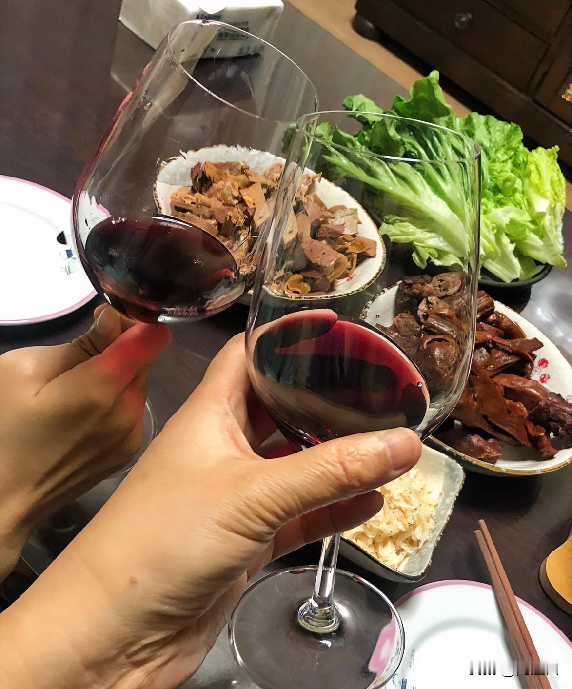 昨天喝多了，心理医生朋友，她偷偷和我了实话：轻度的抑郁不需要药物，只要强大的