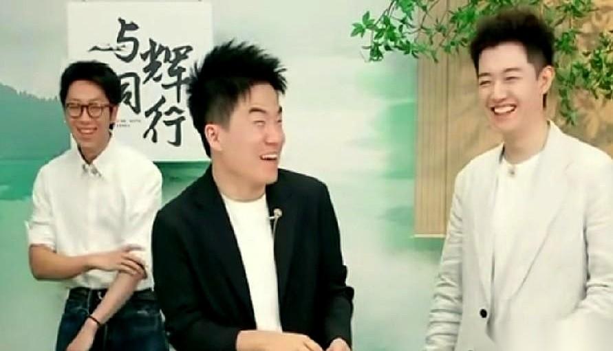 打耳洞、穿潮牌、一身奢侈品logo——这是董董进“与辉同行”之前的标配。那时候