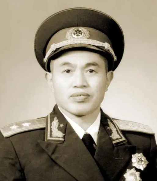 1944年，皮定均路过少林寺，听说少林寺有上百名武僧，还有枪，他便带着警卫员，劝