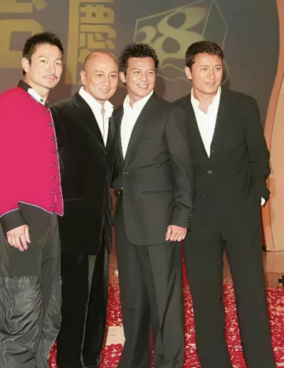 这四位中年男人都是曾经红遍半边天的帅哥。显然华仔是穿着打扮与以往帅气的形象最不