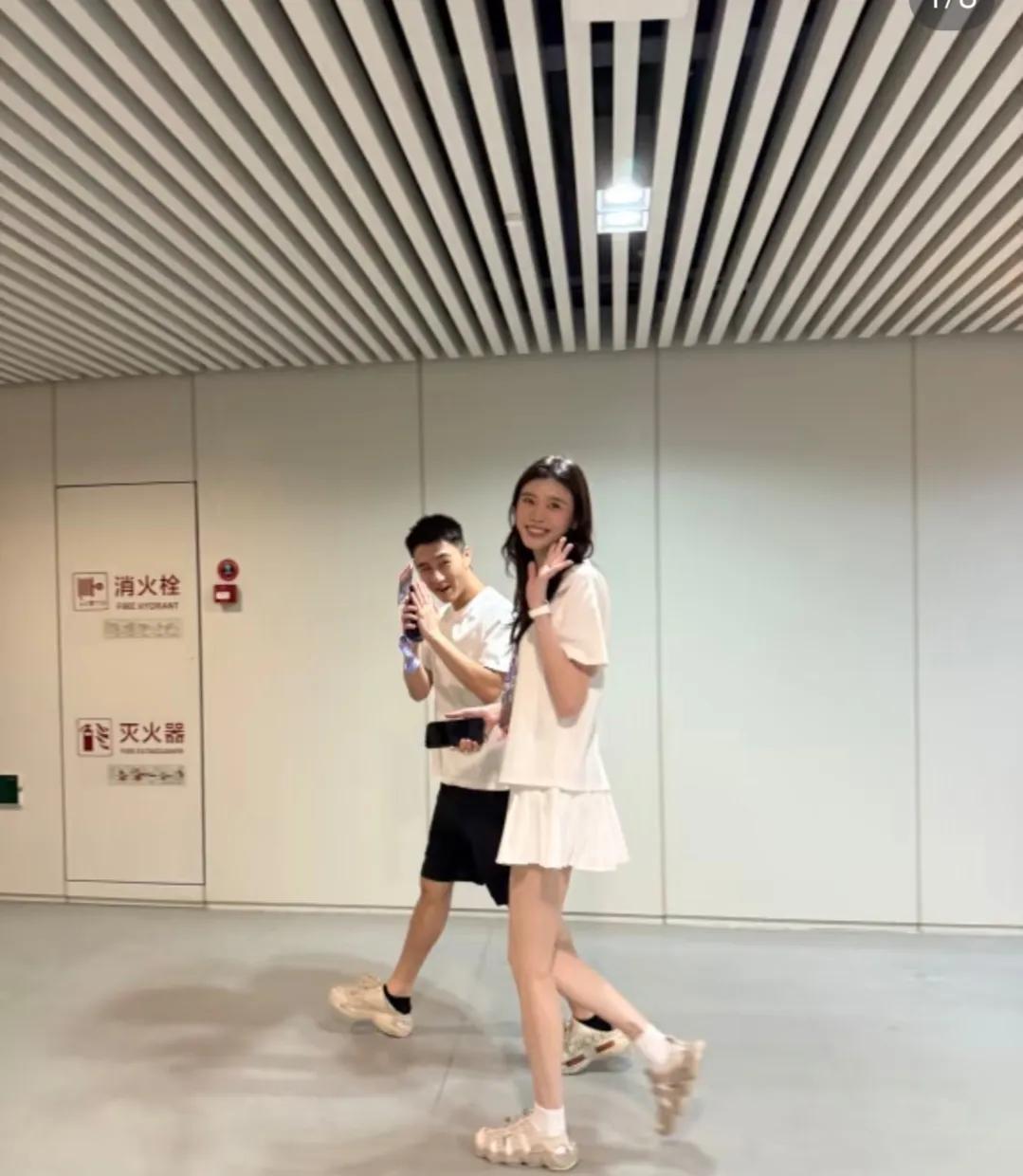 奚梦瑶，脚上这鞋子出镜率真高。