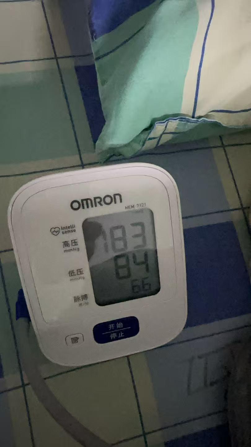 母亲昨日透析时血压飚得又快又高！上机时的血压是135，上机大约半小时，血压就