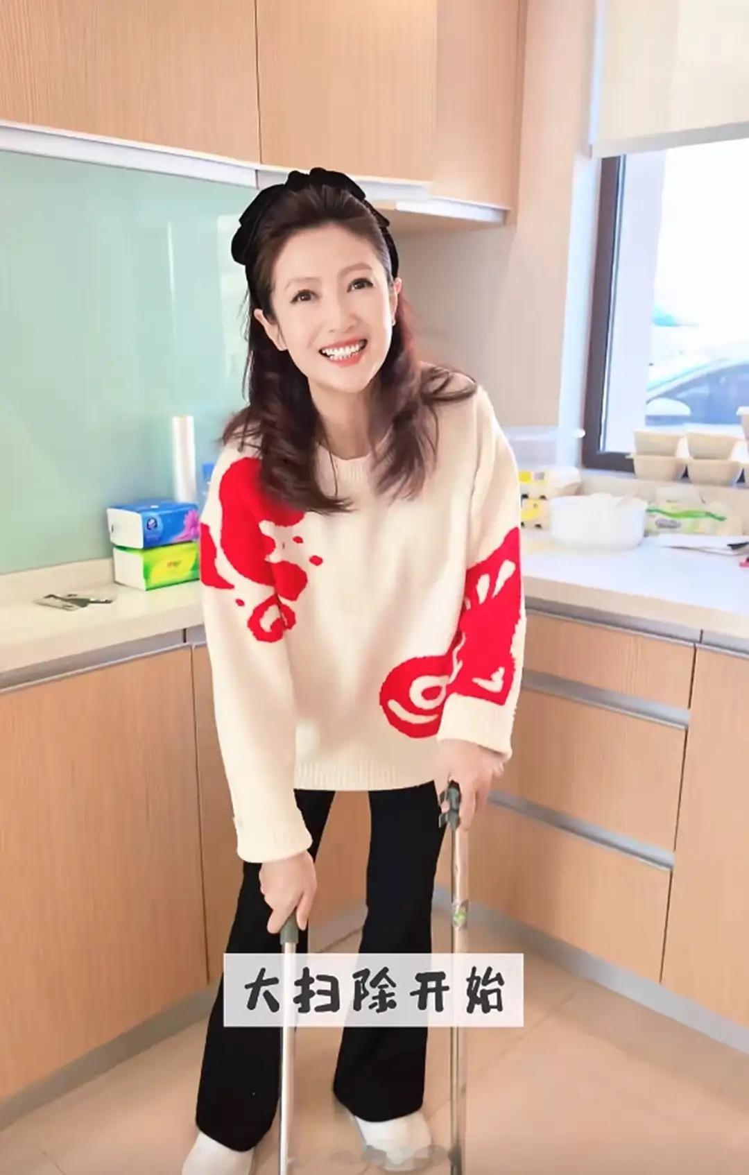 主持人春妮小年扫房子，与刚强北京住大别墅，房子装修豪华有格调！