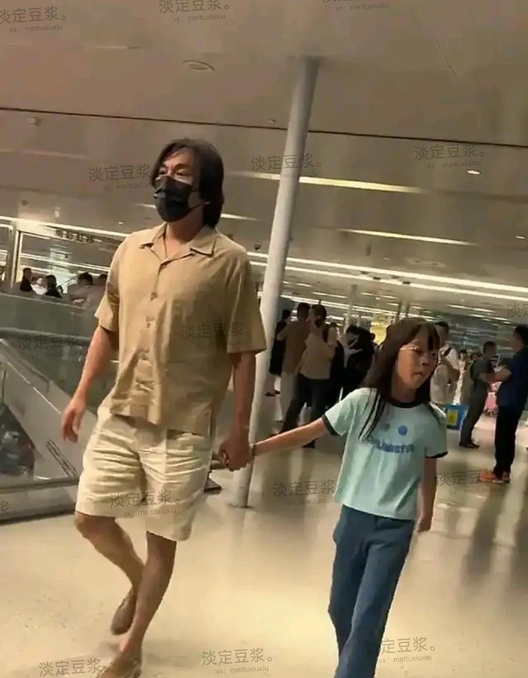 也难怪以前伊能静女儿米粒戴口罩。看这一露全脸就有人说这说那的，有人说这孩子竟挑