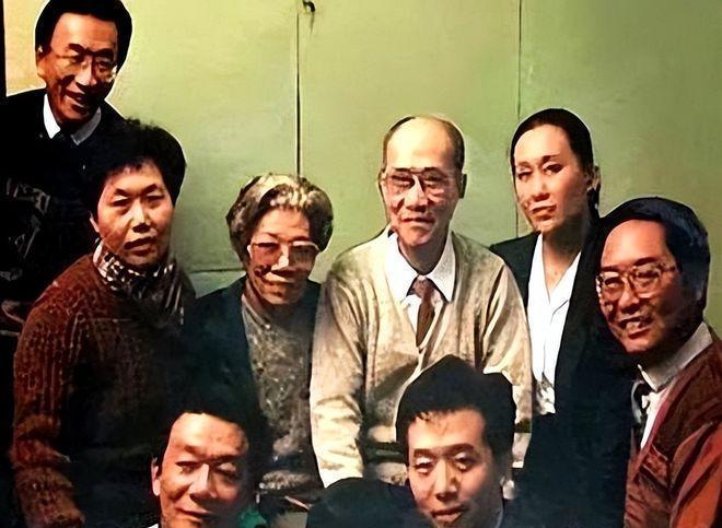 1950年，随着一夫一妻制的颁布，侯宝林召开家庭会议，看着泪流满面的三个老婆，