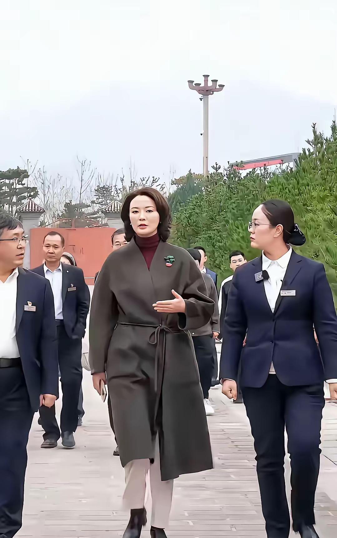 她曾经是央视最美主持人，如今已离开舞台多年，你还记得她吗？能一眼就认出来，说明你