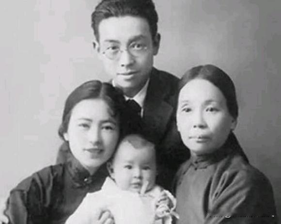 1903年，30岁梁启超和17岁王桂荃行房，次日梁启超却说：“我提倡一夫一妻制，