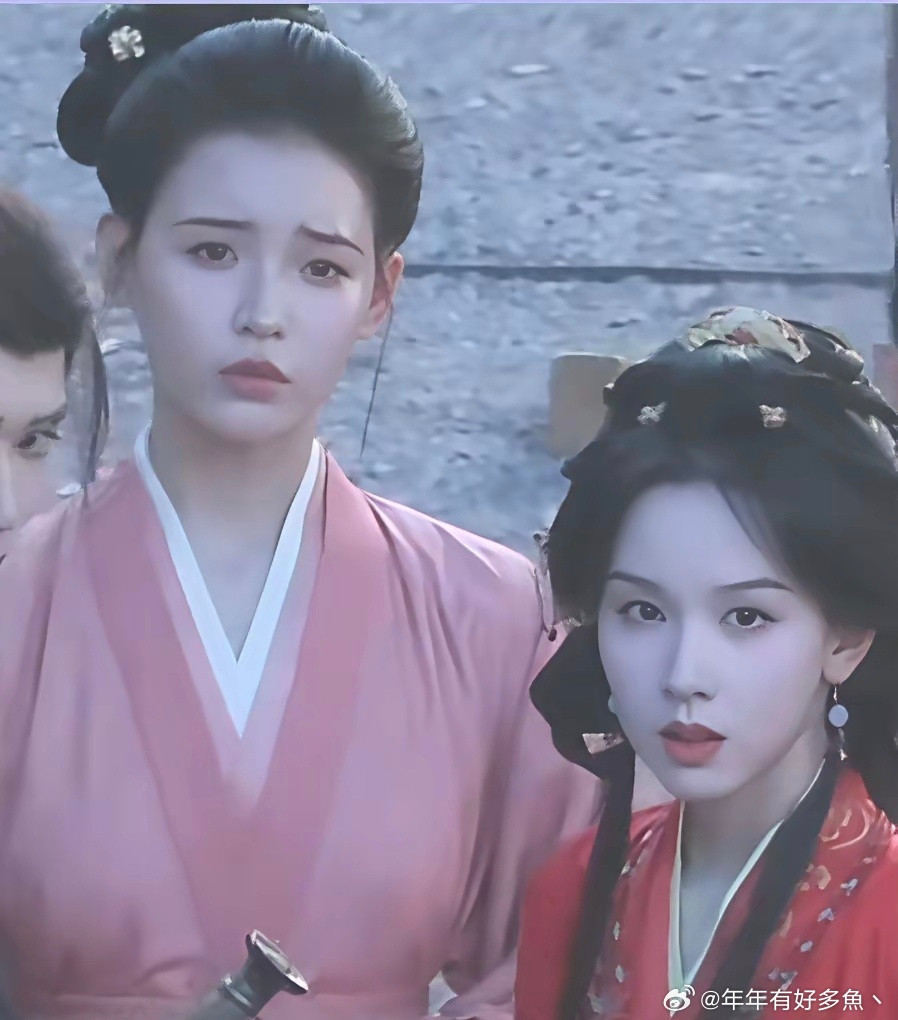 我的天啊，陈都灵背后这个丫鬟好惊艳呀，有谁知道她的名字吗？