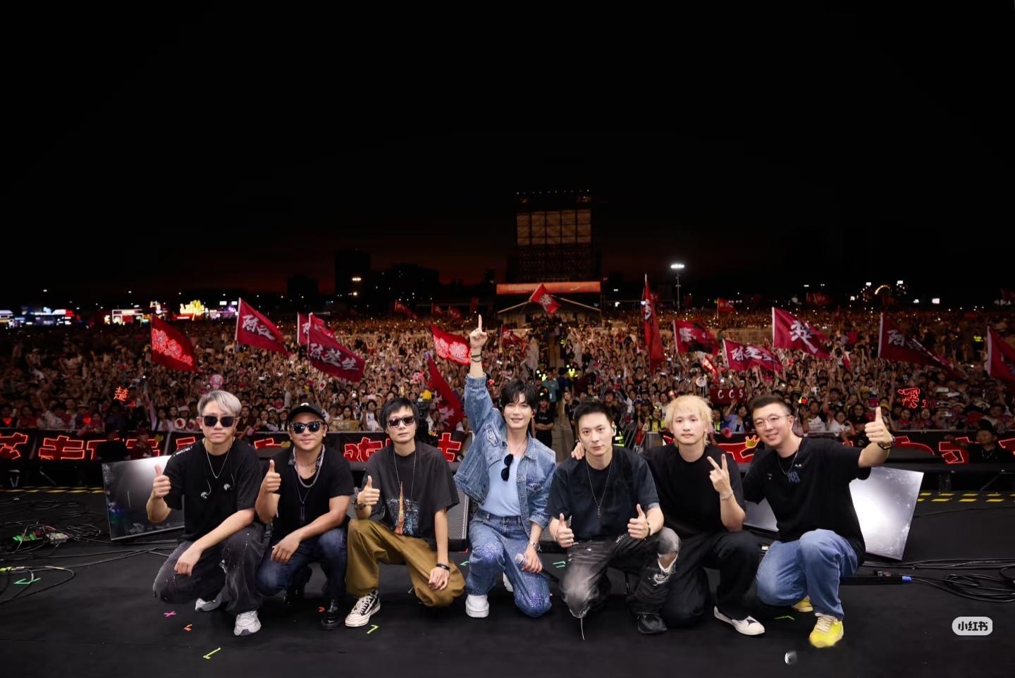 陈楚生对自己音乐节的乐队成员非常好，给他们包机去常州赶下一场音乐节！[鼓掌][鼓