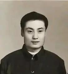 宗庆后一直帅，年轻时帅在国字脸，浓眉大眼，一副踏实样。老了帅在气势，无论是抽烟还