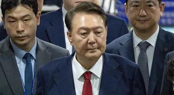 伊锡悦又被捕了，关进了拘留所，就这操作，尹锡悦进去喝稀饭是早晚的事，如果伊锡月有