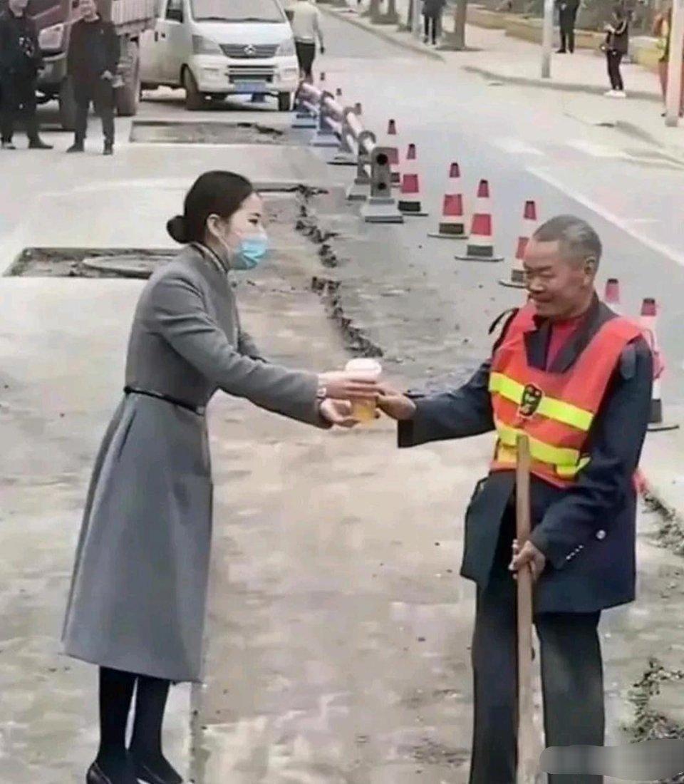 被第一张图感动，被第二张图恶心到了